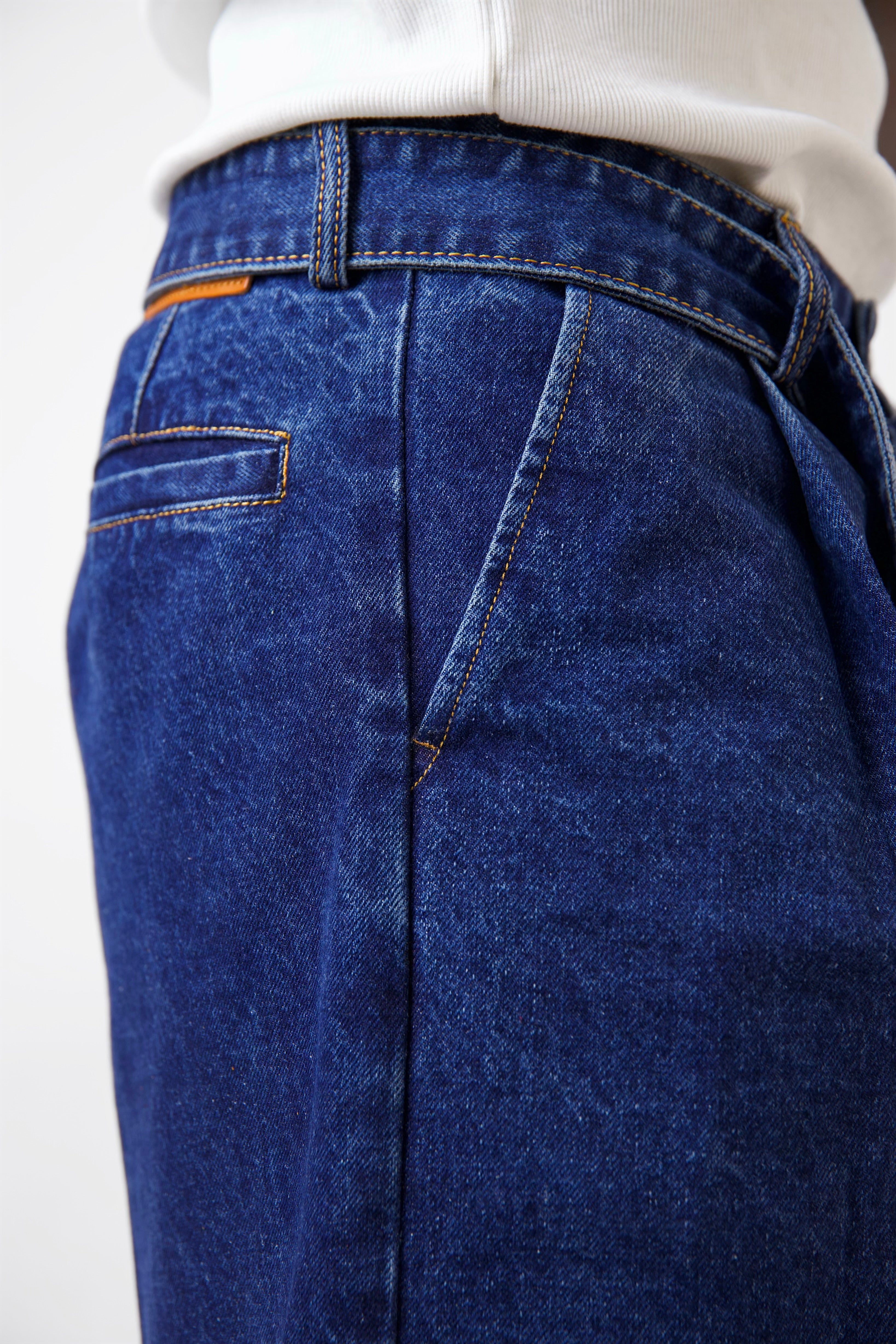 Claire Oxford Pleated Denim Short With Belt-3